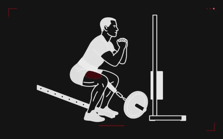 Belt squat : un homme en squat, la charge accrochée à une ceinture entre les jambes, cuisses surlignées