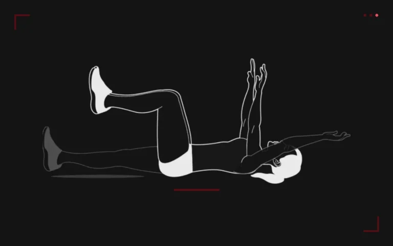 Deadbug : un homme allongé sur le dos, bras tendus vers le haut, étend une jambe en gardant le bas du dos au sol