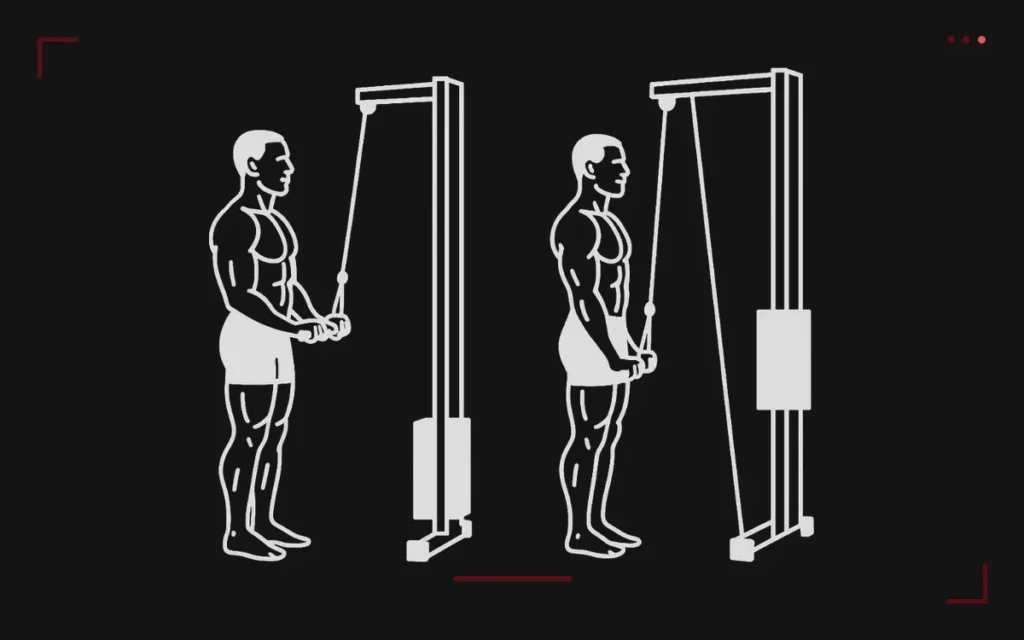 Extension triceps à la poulie basse : un homme debout, dos à la poulie, pousse la poignée vers le bas