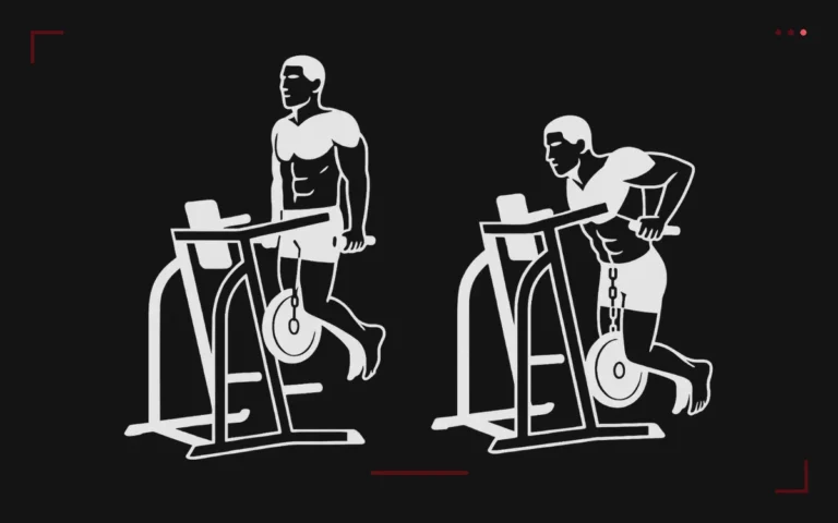 Dips lestés pour les pectoraux : deux positions d'un homme aux barres de dips, un disque accroché à la ceinture de lest