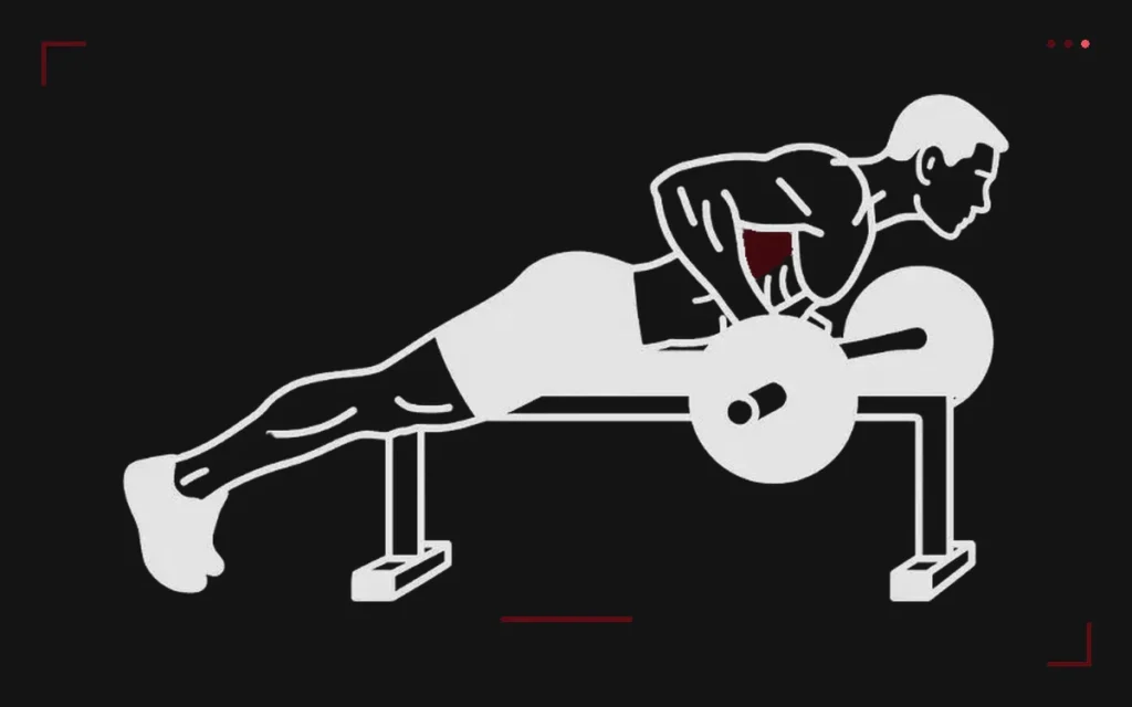 Rowing planche : un homme allongé sur un banc incliné tire une barre sous le banc vers sa poitrine